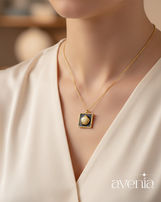 The Venus Pendant Necklace