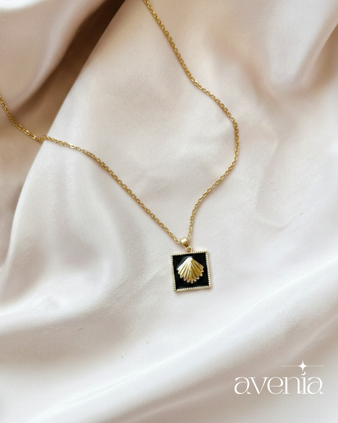 The Venus Pendant Necklace