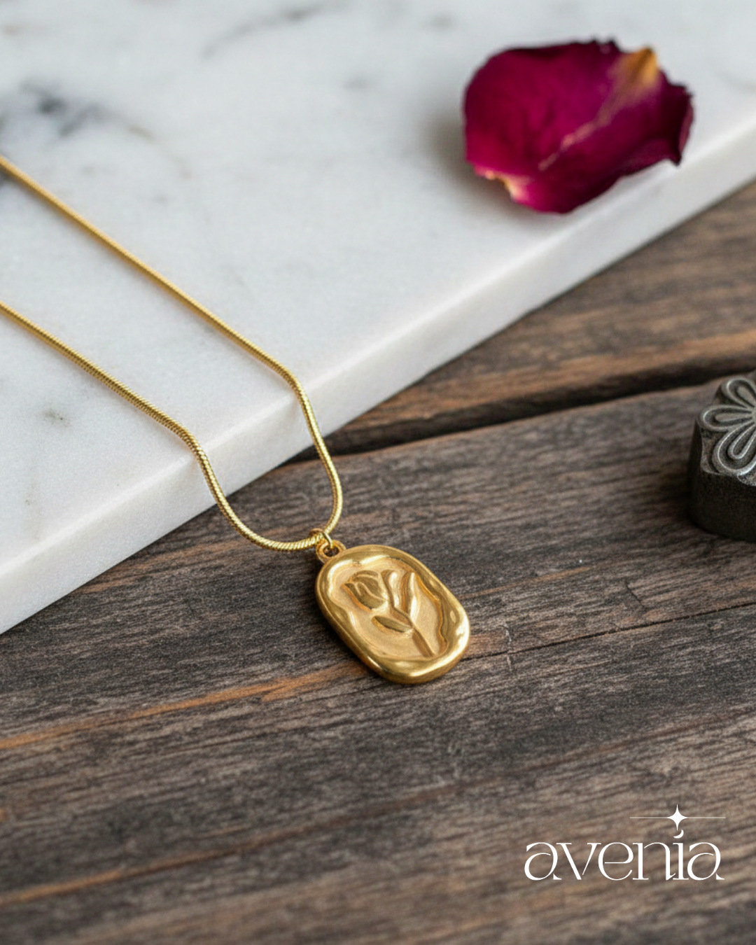 The Rosalia Pendant Necklace